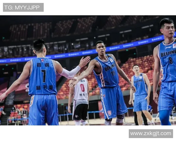 周琦与林书豪的篮球对决:谁能在赛场上书写传奇篇章 周琦与林书豪的篮球对决:谁能在赛场上书写传奇篇章